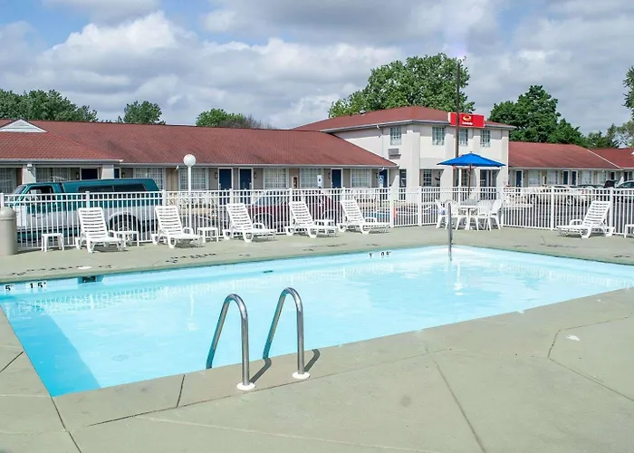 Econo Lodge Inn & Suites South