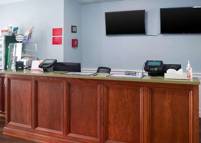 Econo Lodge Inn & Suites South