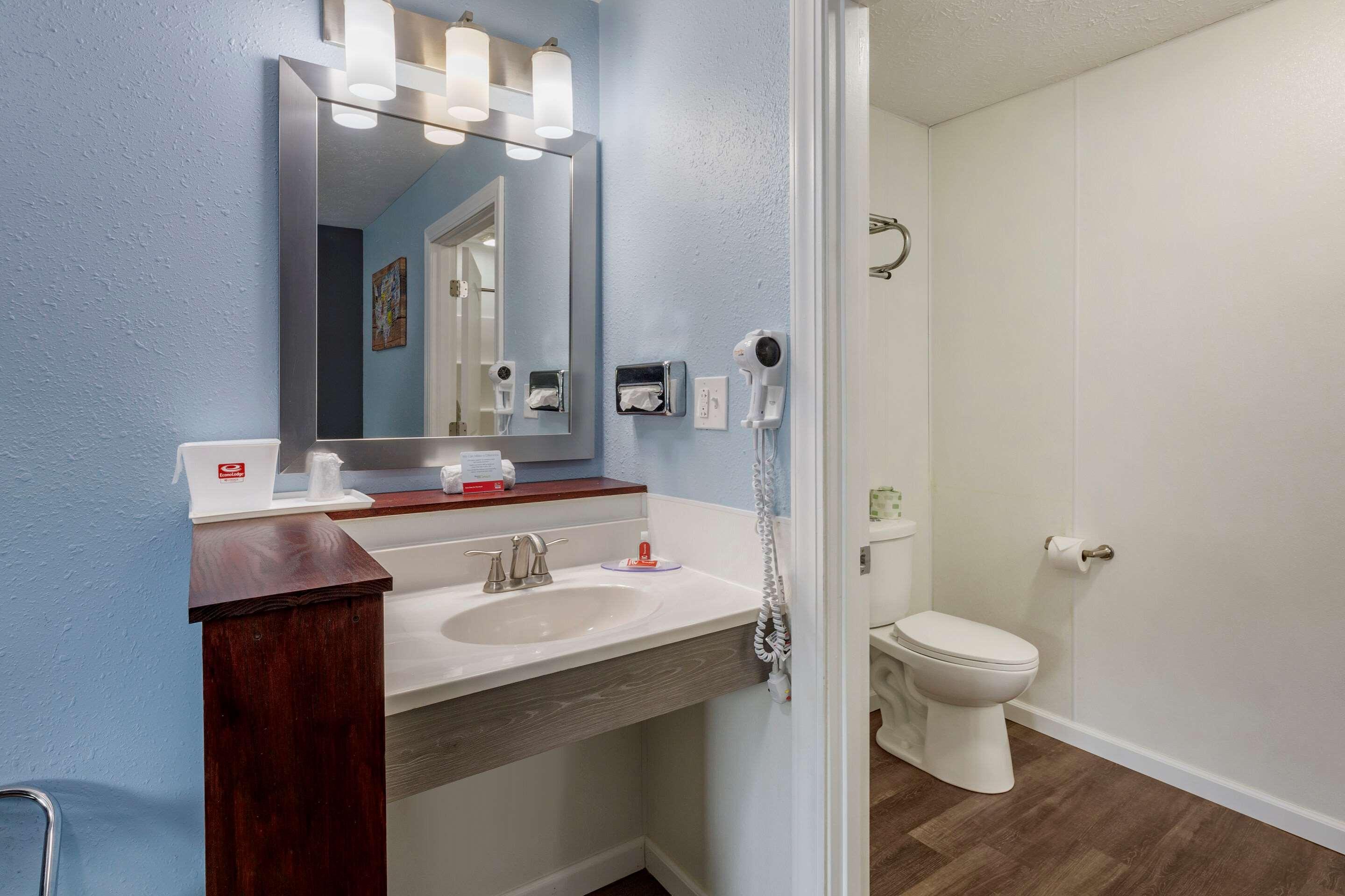 Econo Inn&suites South 2*